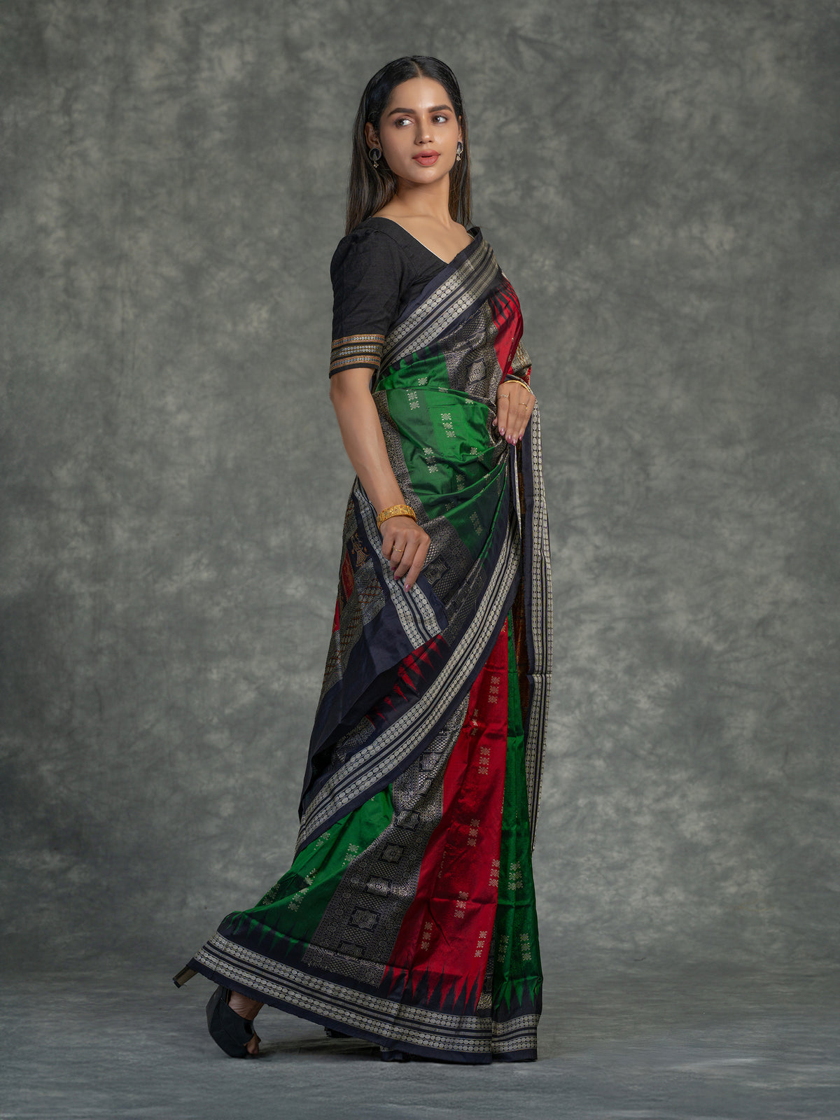 Red & Green Mulberry Silk Odisha Bomkai Patli Saree - Border and weave close-up