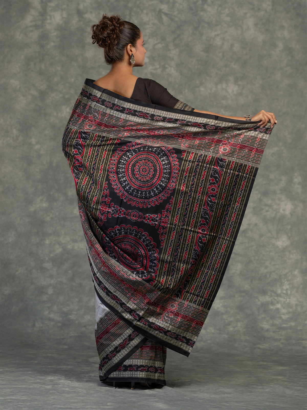 White Sachipar Sambalpuri Mulberry Ikat Saree - Body motifs and craftsmanship