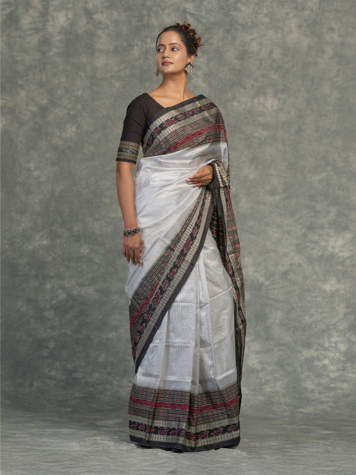 White Sachipar Sambalpuri Mulberry Ikat Saree - Border and weave close-up
