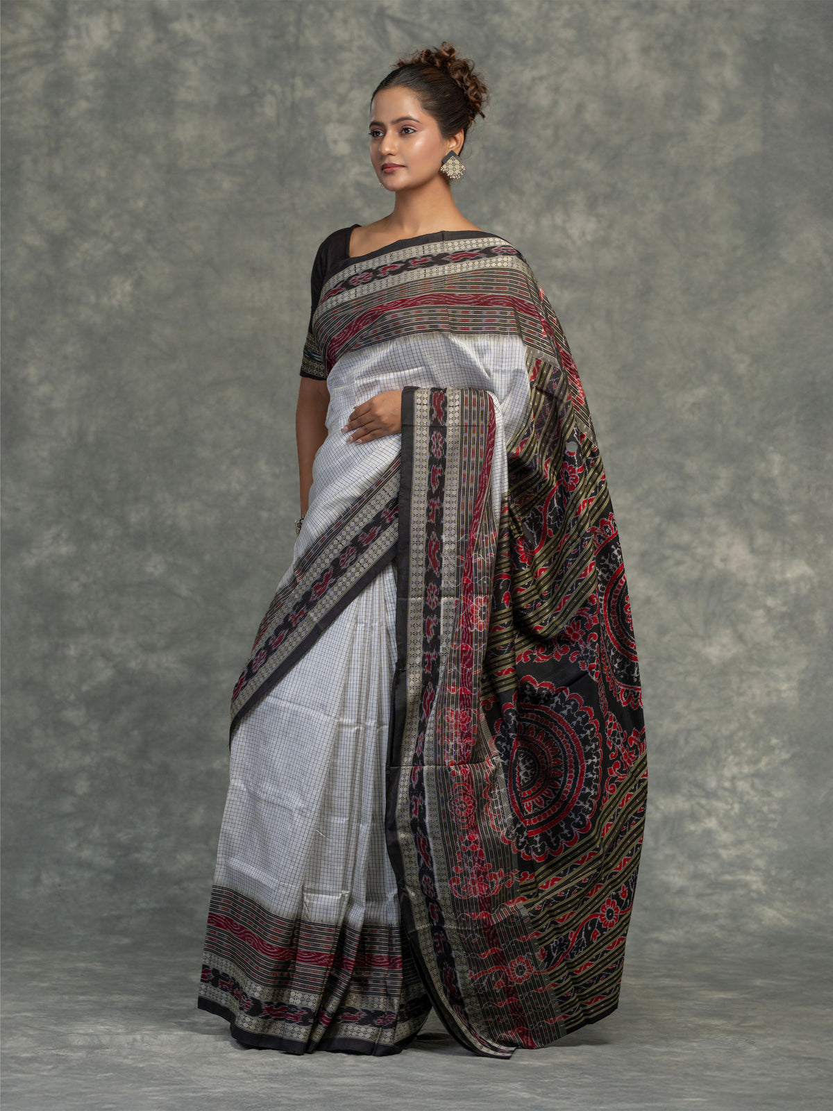 White Sachipar Sambalpuri Mulberry Ikat Saree - Pallu and anchal detail