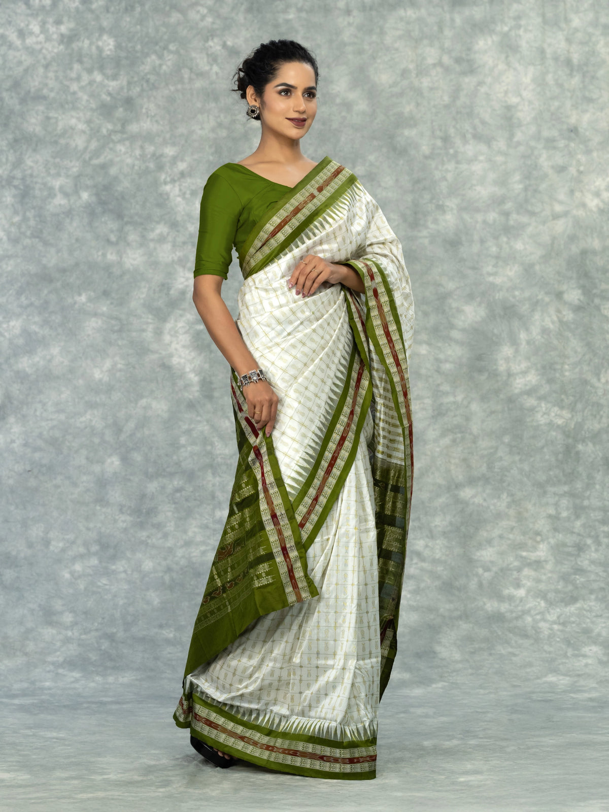 Olive Green & Ivory Mulberry Silk Bomkai Saree - Pallu and anchal detail