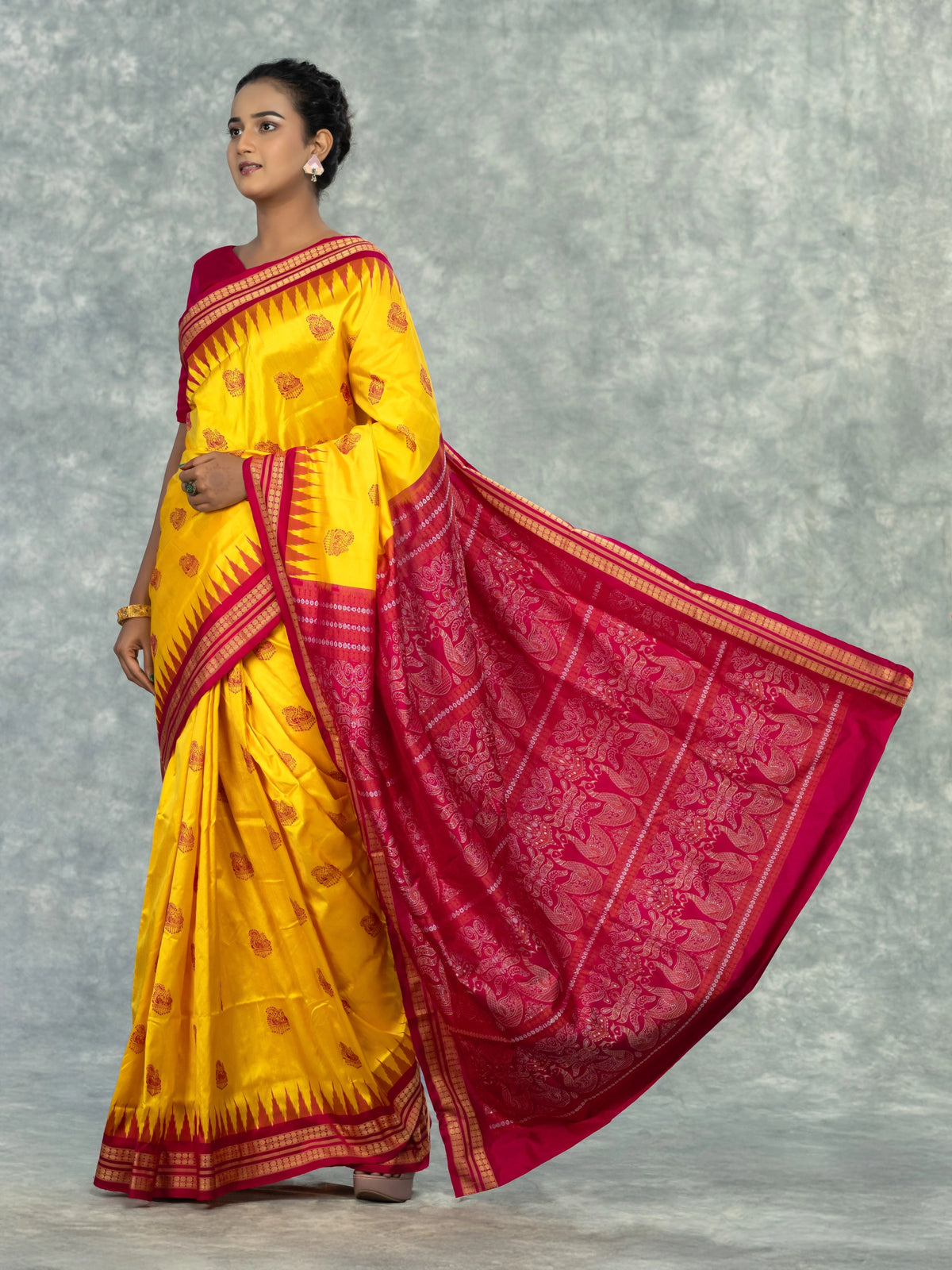 Luxury Yellow & Pink Pure Mulberry Silk Bomkai Saree - Border and weave close-up