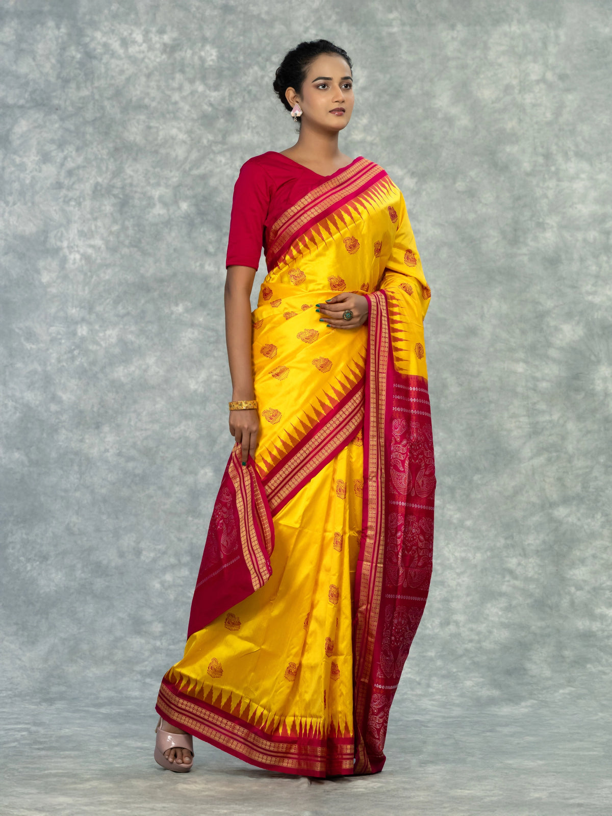 Luxury Yellow & Pink Pure Mulberry Silk Bomkai Saree - Pallu and anchal detail