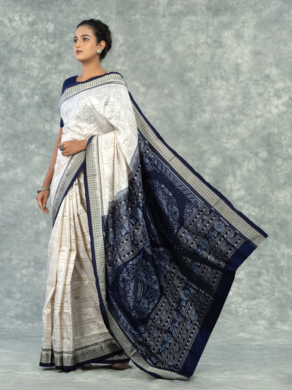 Luxury Ivory & Indigo Mulberry Silk Nabakothi Saree - Pallu and anchal detail