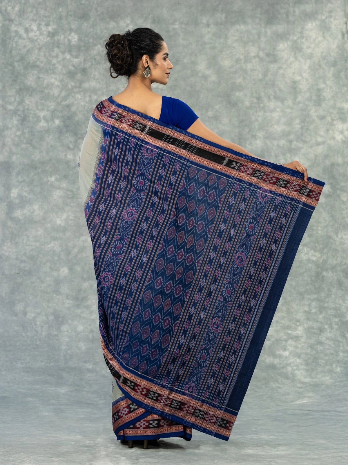 Premium Sage Grey Pure Cotton Extra Weft Saree - Body motifs and craftsmanship